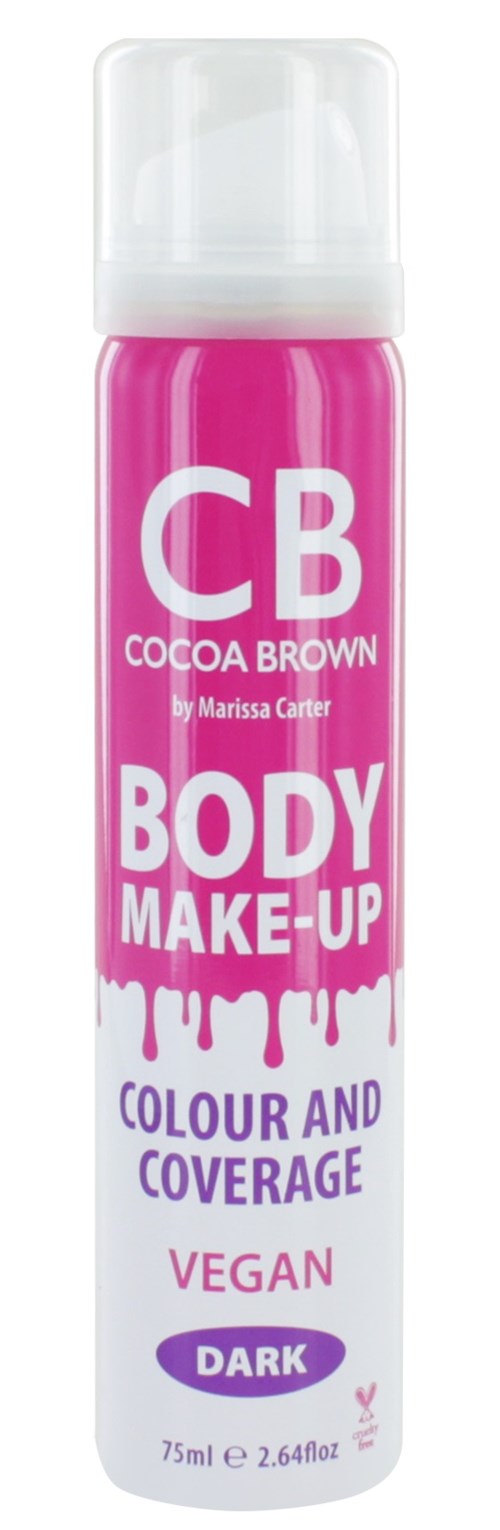 En rosa kroppsmakeup-sprayflaska med vit och lila text som visar att den är vegansk, mörk kakao brunt, för kroppsfärg och täckning.
