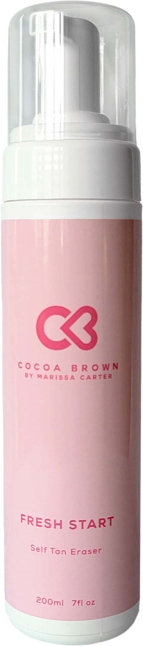 Eine rosa Flasche mit durchsichtigem Deckel, beschriftet 'Cocoa Brown', zum Selbstbräunungsentferner.
