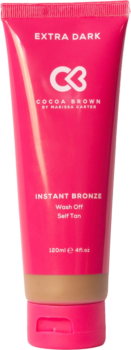 Ein pinker Tub mit Selbstbräunungscreme, beschriftet 'Extra Dark', 'Instant Bronze' und 'Cocoa Brown' von Marissa Carter.