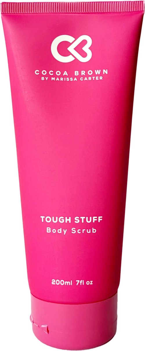 Pinkfarbene Tube mit Cocoa Brown Tough Stuff Body Scrub, weißer Text und Logo.
