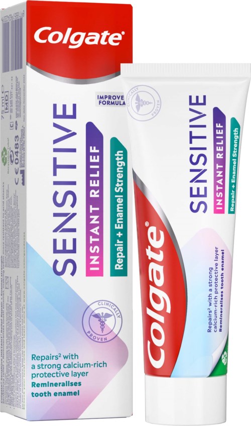 Eine weiße Tube Colgate Sensitive Zahnpasta neben ihrer Verpackung, beide mit roter, blauer und grüner Schrift und Design.