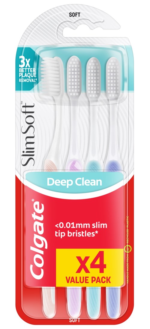 Eine Packung mit vier Colgate SlimSoft Zahnbürsten mit blauen und weißen Griffen, für Tiefenreinigung und weiche Borsten.