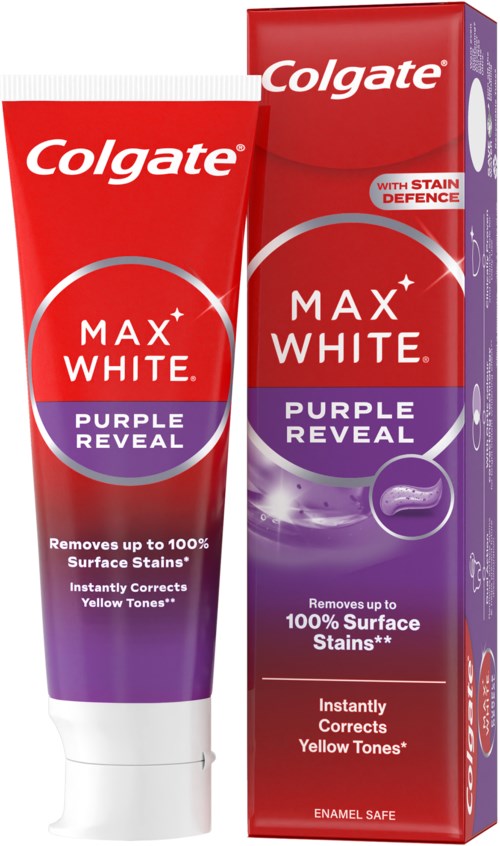 En tub och förpackning av Colgate MAX WHITE Purple Reveal tandkräm i lila och rött. Det nämner fläckborttagning och korrigering av gula nyanser.