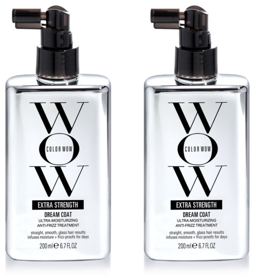 Twee flessen van WOW Color Wow Dream Coat Extra Strength haarbehandeling met zwarte spuiten.