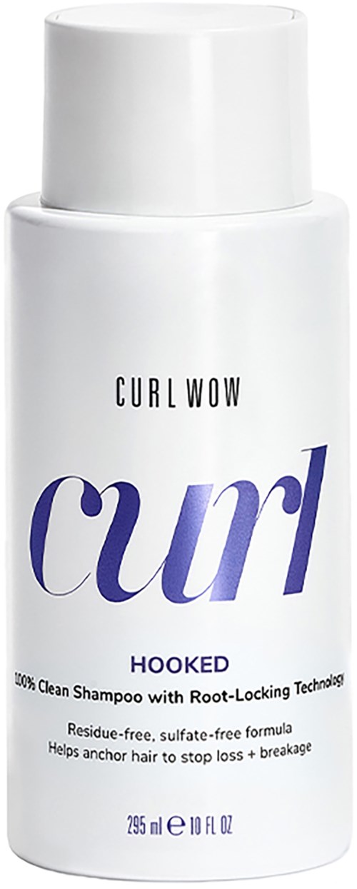 En hvit flaske merket 'Curl Wow' for sjampo, nevner at den er for hår, med rotlåst teknologi og residue-fri formel.