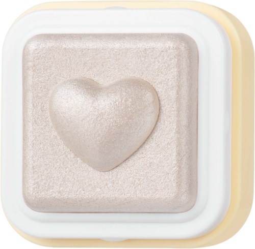 Et hjerteformet pill i en kvadratisk beholder på en hvit og beige bakgrunn. Pillen har en glatt, skinnende overflate.