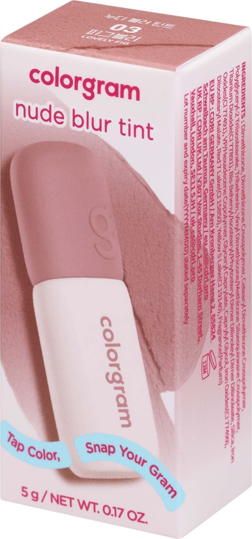 Et makeupprodukt i rosa og hvit eske, promoterer en nude blur tint med 5 gram nettovekt.