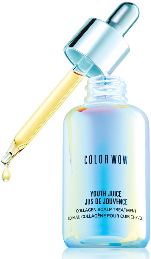 Een fles huidverzorgingsserum met pipet, gelabeld 'Color Wow Youth Juice' met lichtreflecties op de fles.