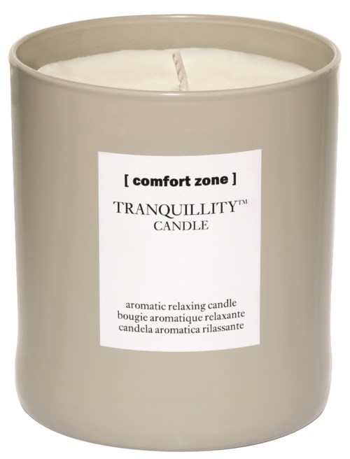 En beige, rund ljusmärkning som heter 'Tranquility' från 'Comfort Zone'-kollektionen. Den är doftande och avkopplande.
