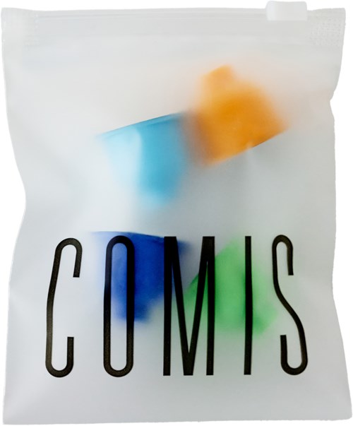 Een witte zak met gekleurde blokken erin en het woord "COMIS" aan de voorkant.