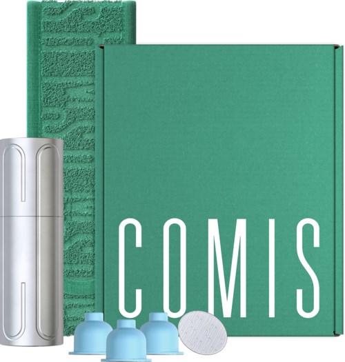 Een schoonmaakset bevat een grijze sprayfles, vier blauwe doppen, een getextureerde groene doek, een groene spons en een groene doos.