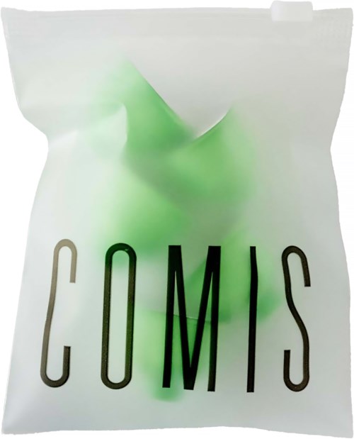 Een witte zak met een groene spiraal en de tekst 'COMIS' in grote zwarte letters.