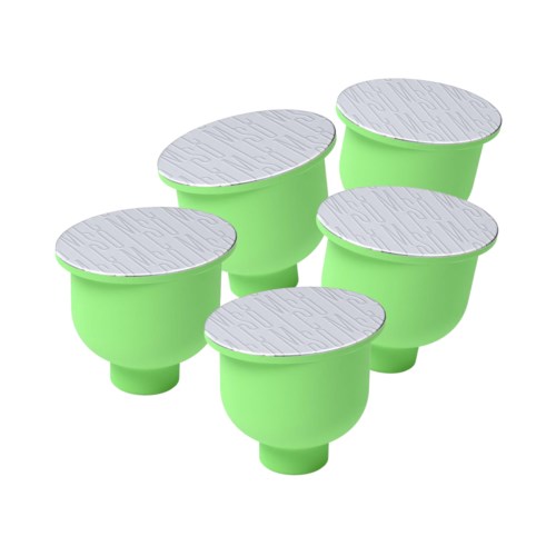 Vijf kleine groene bakjes met zilverkleurige deksels zijn bijeen geplaatst.