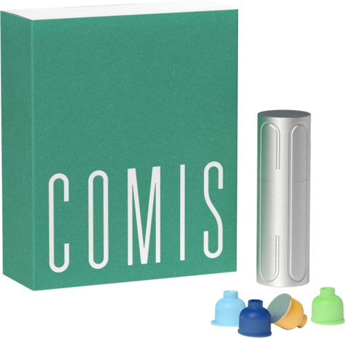 Een groene doos met 'COMIS', een cilindervormig apparaat en kleurrijke dopjes of containers ernaast.
