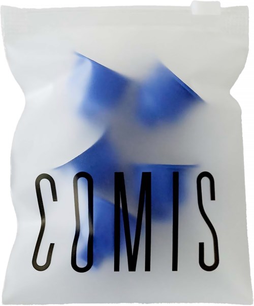 Een witte zak met blauwe abstracte vormen en het woord "COMS" in grote zwarte letters.