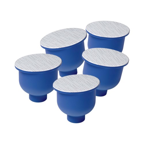 Vijf blauwe containers met witte deksels staan in een groep.