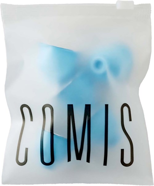 Een witte zak met blauwe vloeistof en het woord 'COMMIS' in grote zwarte letters.