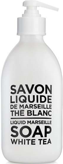 En hvit væskesåpeflaske med pumpe, merket 'Savon Liquide de Marseille The Blanc' og 'Liquid Marseille Soap White Tea.'