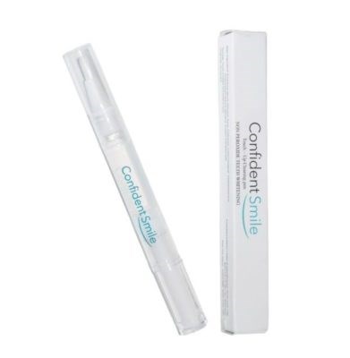 Ein transparenter Zahnspitzzerstäuber und weiße Schachtel mit 'Confident Smile'.