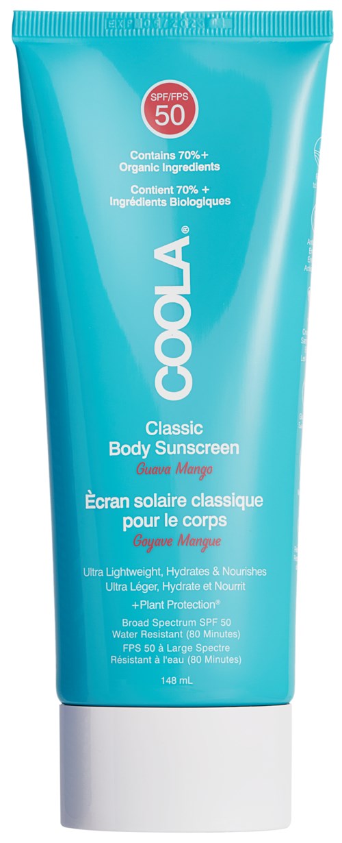 En blå tube med Coola Classic Body Sunscreen med SPF 50, inneholder organiske ingredienser og gir bredspektret beskyttelse.