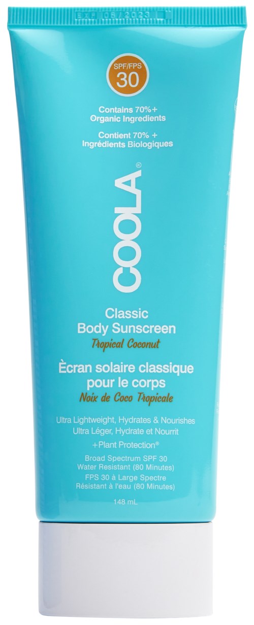 En blå tube med Coola solkrem for kroppen med SPF 30, veganske ingredienser og kokosduft.