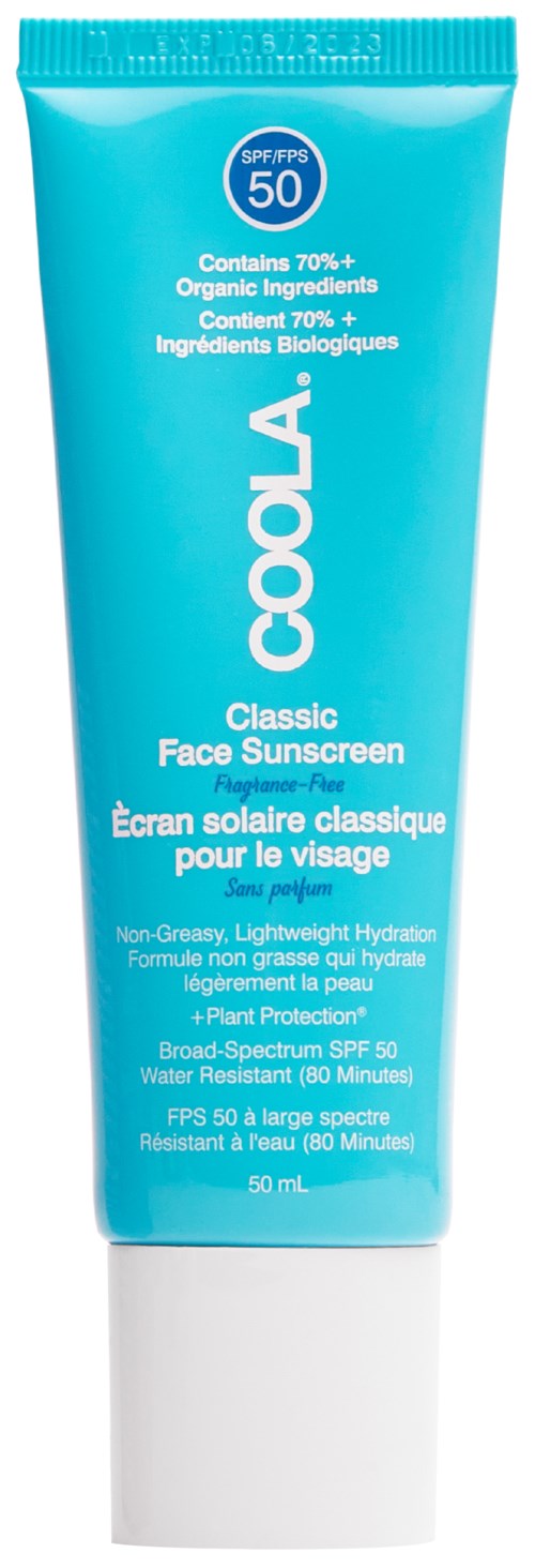 En blå tube med Coola Classic Face Sunscreen med SPF 50, merket som ikke-fet og lett, for hudbeskyttelse.