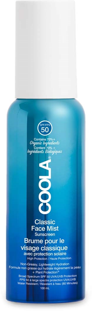 En blå ansiktsmist spray med hvit hette, merket 'COOLA Classic Face Mist Sunscreen' med SPF 50.