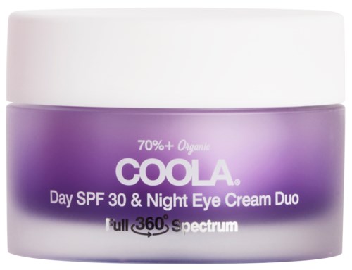 En lilla og hvit krukke merket 'COOLA Day SPF 30 & Night Eye Cream Duo' med 'Full 360° Spectrum' skrevet på.
