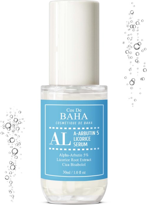 Een heldere fles serum met een blauwe label, omgeven door waterdruppels, wat wijst op een huidverzorgingsproduct.
