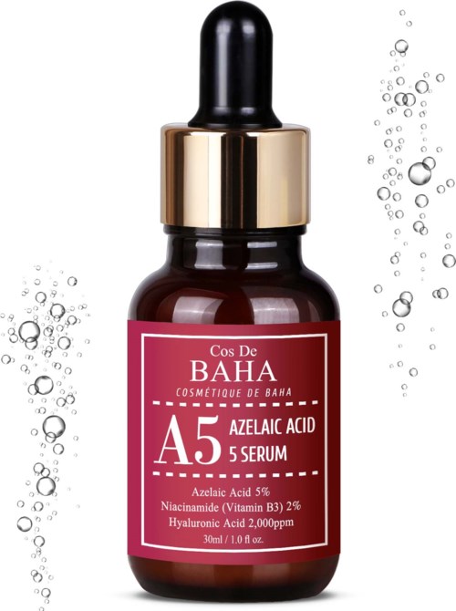 Kleine dunkle Flasche mit Pipette, beschriftet 'A5 Azelaic Acid 5 Serum,' umgeben von Wassertropfen.