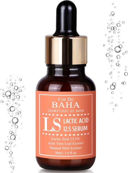 En brun glassdråpedunkeflaske merket 'Lactic Acid 12,5% Serum' med gullkappe, omgitt av vannbobler.