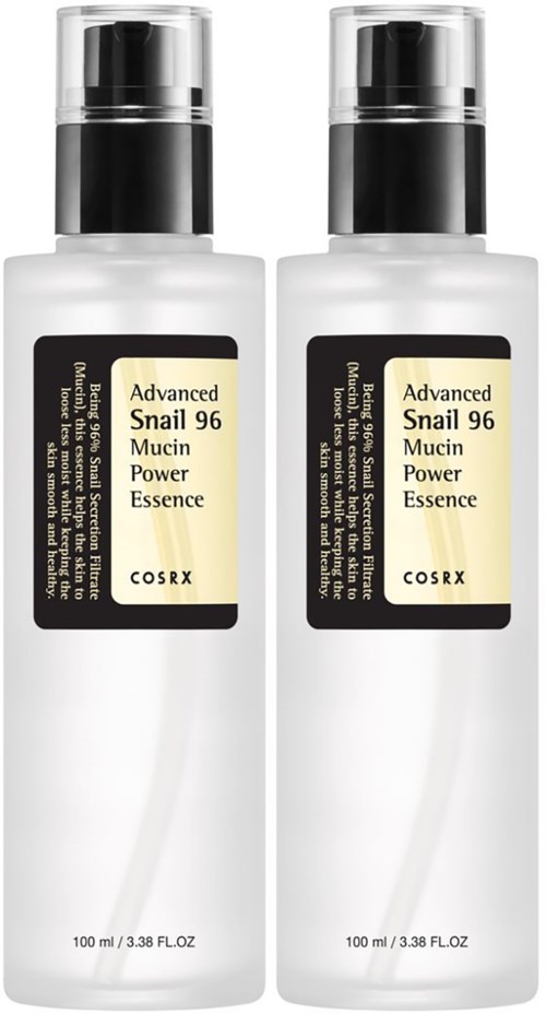 Två vita flaskor med hudvårdsprodukt märkt 'Advanced Snail 96 Mucin Power Essence' av COSRX. De har svarta lock.