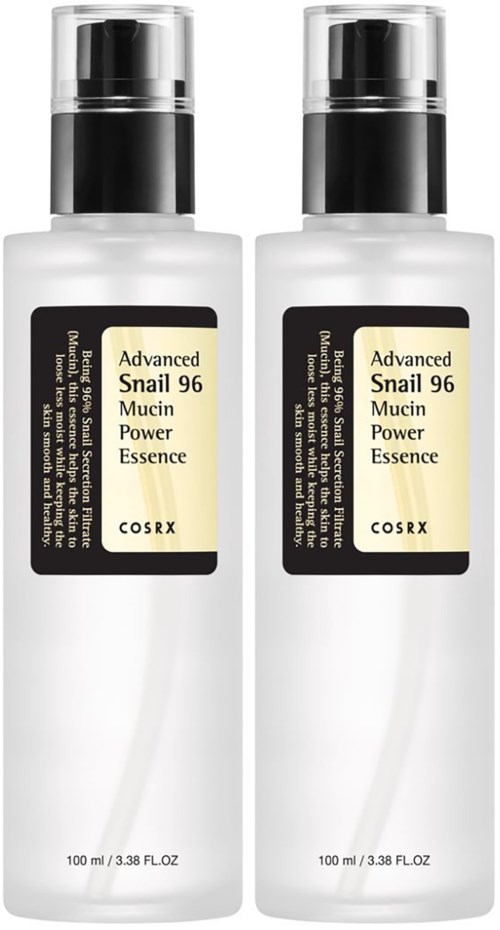 Twee witte flessen met zwarte doppen en labels die lezen "Advanced Snail 96 Mucin Power Essence" door COSRX.