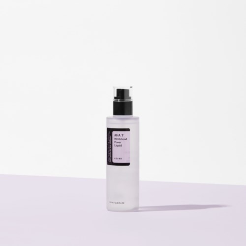 Een witte fles met een pomp, gelabeld als AHA 7 Whitehead Power Liquid door Cosrx.