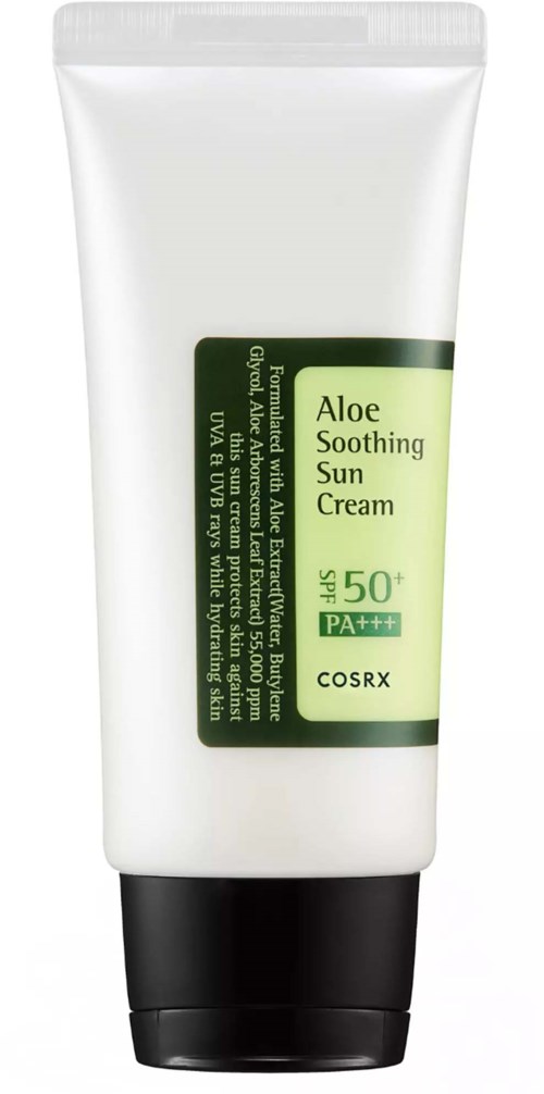 En vit tub med aloe lugnande solkräm med SPF 50+ och PA+++ skydd, tillverkad av COSRX.
