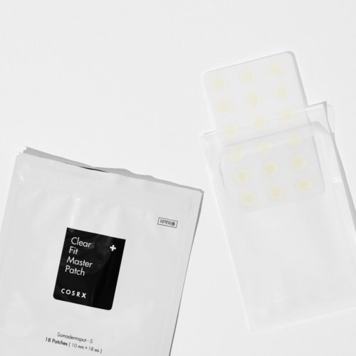 Een witte verpakking van COSRX Clear Fit Master Patches en een doorzichtige case met patches erin.