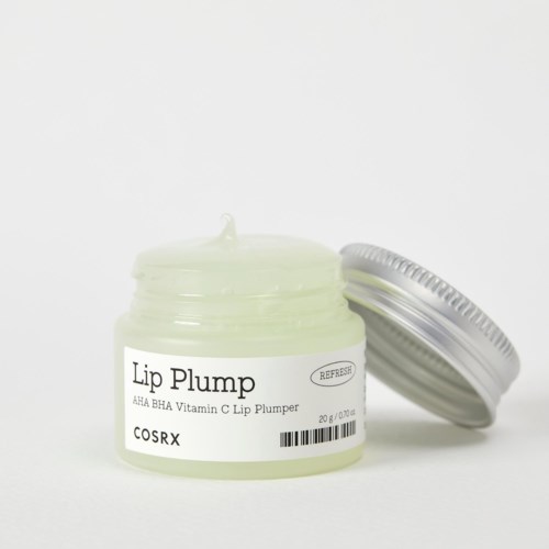 Een klein vaasje met groen lippenbalsem met label 'Lip Plump' van COSRX, met open deksel.