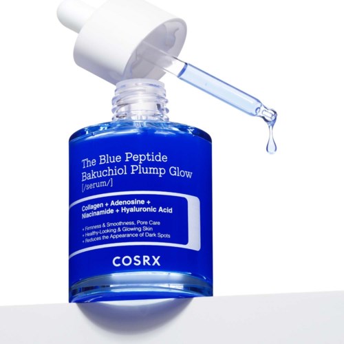 Blå serumflaske med pipette, etiketten viser The Blue Peptide Bakuchiol Plump Glow, ingredienser, klar dose serum.