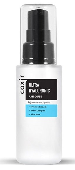 Eine weiße Flasche mit schwarzem Pumpkopf mit dem Label 'Coxir Ultra Hyaluronic Ampoule' zur Hautbefeuchtung.