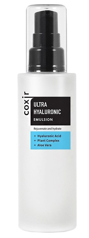 Eine weiße Flasche mit schwarzem Pumpkopf, beschriftet 'Coxir Ultra Hyaluronic Emulsion', enthält Feuchtigkeitscreme mit Hyaluronsäure.