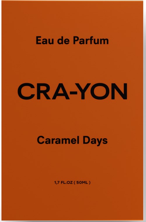Een parfumlabel met oranje achtergrond, dikke zwarte tekst, en vermeldt "Caramel Days".