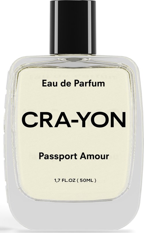 Een parfumfles met opdruk 'CRA-YON Passport Amour' en een zwart deksel, 50 ml inhoud.
