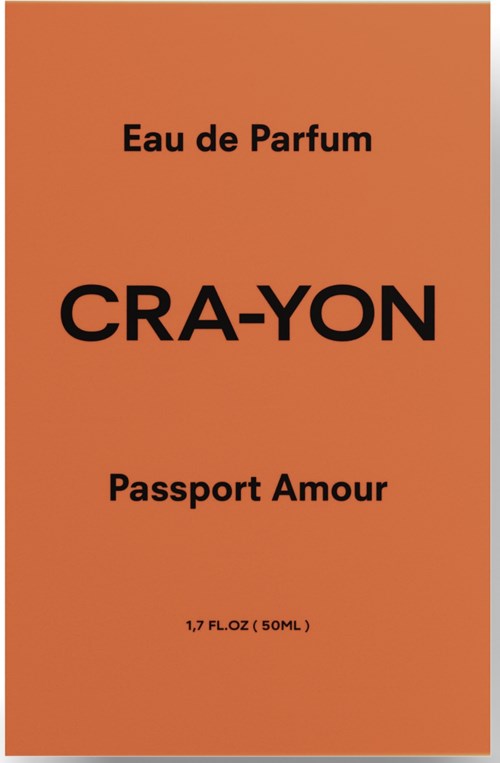Een parfumfleslabel met oranje achtergrond, zwarte tekst en woorden zoals "Eau de Parfum," "CRAYON" en "Passport Amour."