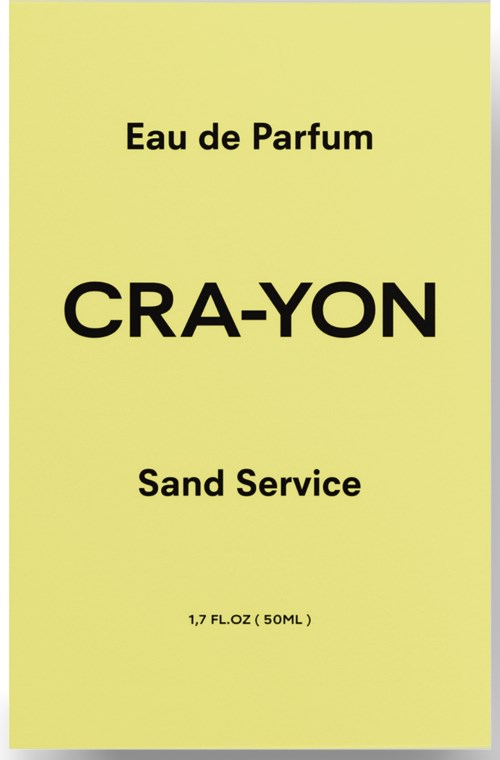 Een parfumlabel met gele achtergrond, zwarte tekst, toont merk CRA-YON en geur Sand Service, 50ml.