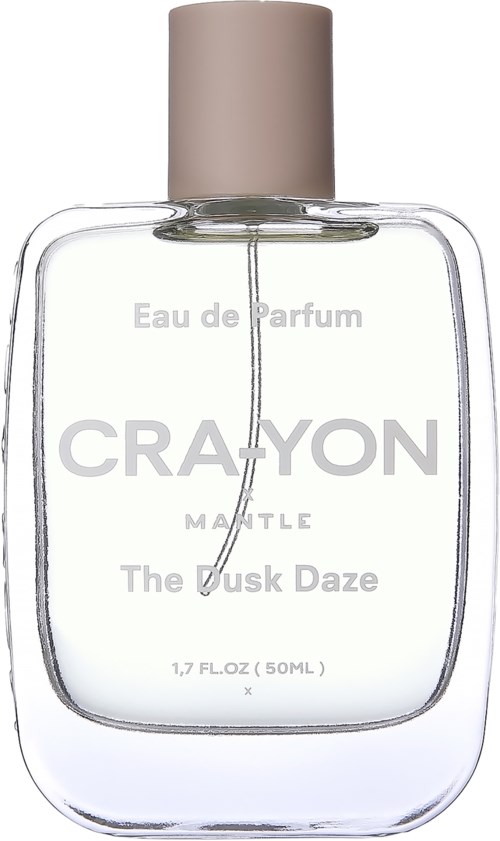 Een heldere parfumfles met een beige dop, gelabeld 'Crayon', 'The Dusk Daze' en bevat 1,7 fl oz.