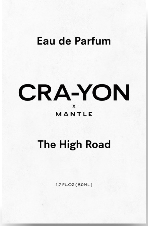Tekstlabel voor parfum met merk, geurnaam, maat, en samenwerkingsdetails.