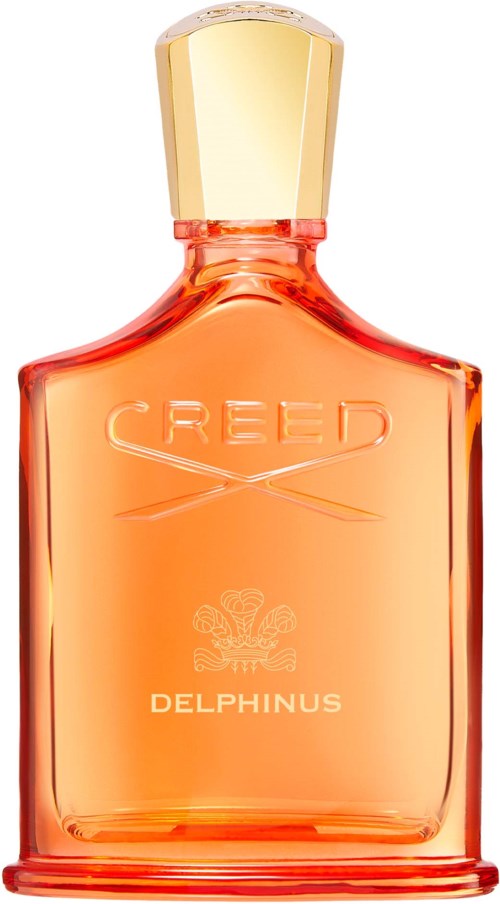 En parfymflaska med ett guldlock, orangefärgat innehåll, märkt "CREED" och "DELPHINUS."