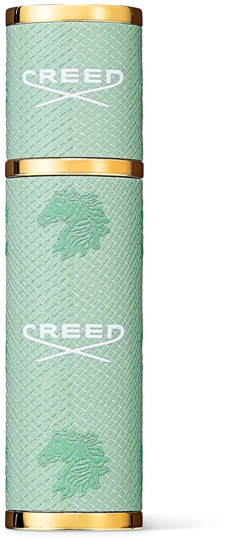 To bokser med grønt design, gulltopper og bunner, og logoer av et løve og ordet CREED.