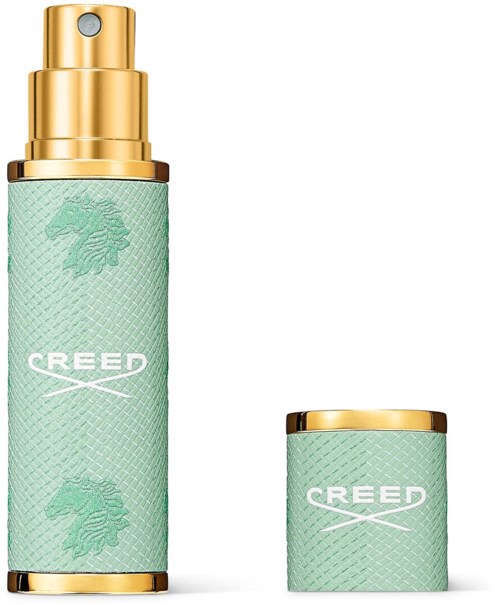 En grønn sprayflaske med gull topp og nederst. Flasken har teksten CREED og to løvene hoder skrevet på.