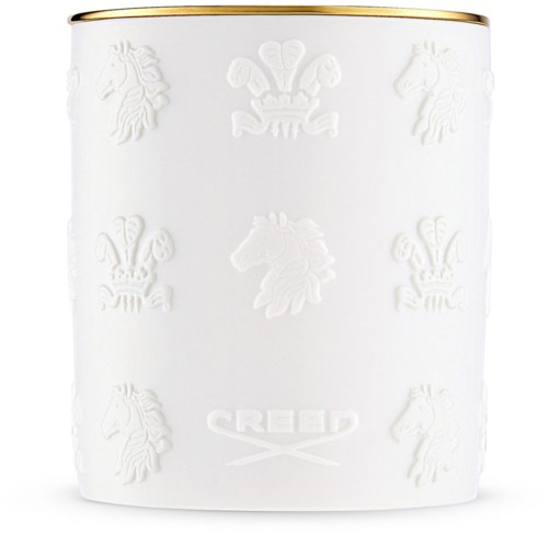 En vit cylindrisk behållare med utbuktande häst- och vapensköldsdesigner samt ordet 'CREED'.